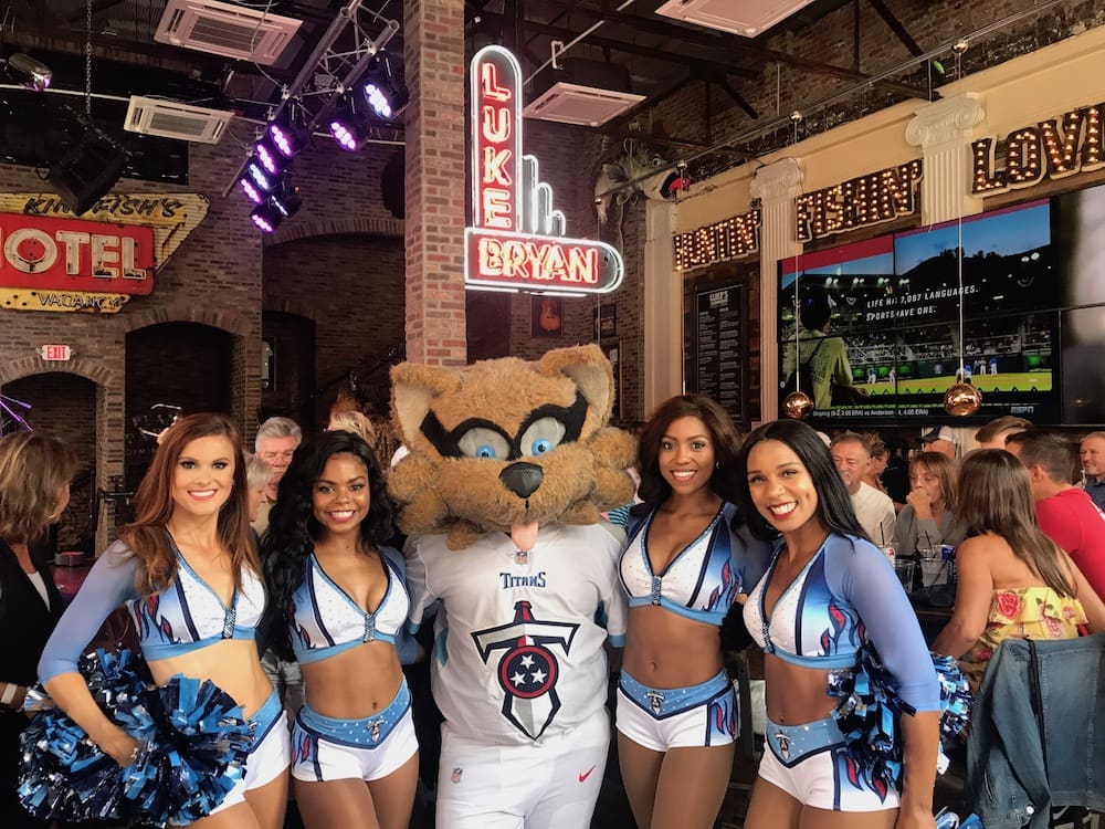 Titans Cheerleaders at Luke's 32 Bridge Titans Cheerleaders at Luke's 32 Bridge